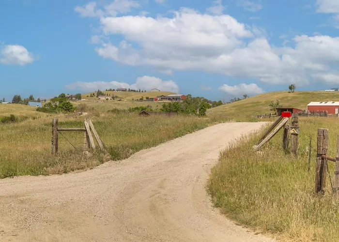 Wyoming Escape: Panoramic Mountain Views!